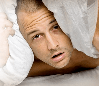 Homme en colère voulant agrandir son pénis