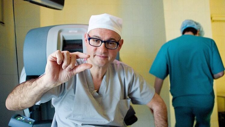 Le médecin montre à un petit pénis comment l'agrandir avec une pompe