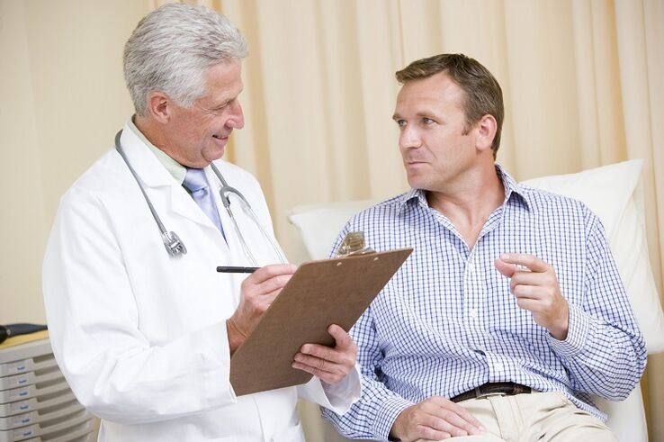 Médecin et patient avant la chirurgie d’agrandissement du pénis